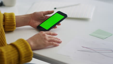 Cierra-A-Una-Chica-Navegando-Por-Internet-En-Un-Móvil-De-Pantalla-Verde.-Mujer-Relajándose-Con-Celular