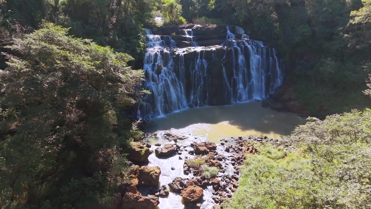 Vista Aérea da Cachoeira Salto Yasi na Floresta Tropical de Misiones, Argentina. Cascata, Lagoa, Selva, Paisagem Natural