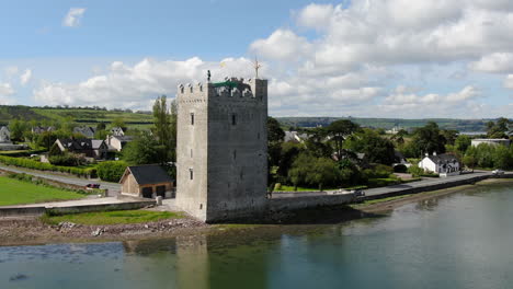 Castillo-De-Belvelly,-Irlanda:-Vista-Aérea-En-órbita-Hacia-El-Pequeño-Castillo-En-La-Ciudad-De-Cork-Y-En-Un-Día-Soleado