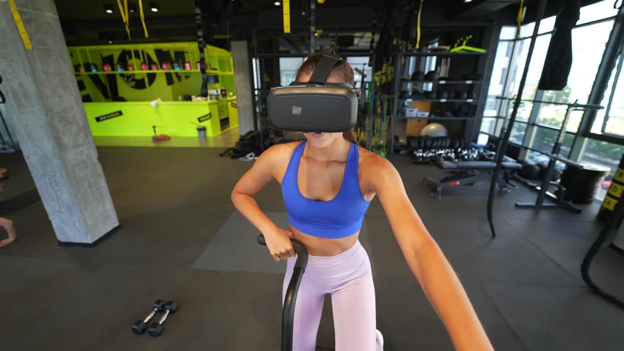 체육관 에서 운동 자전거 에 vr 헤드 을 사용하는 여자