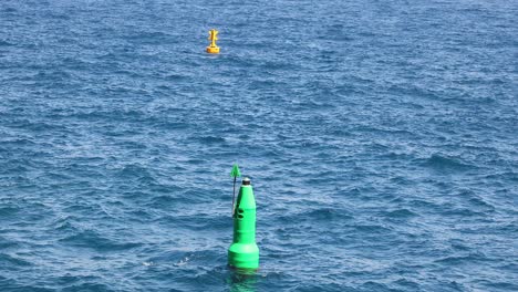 boyas verdes y amarillas flotando en el océano