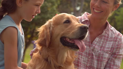 Mutter-Und-Ihre-Tochter-Mit-Ihrem-Hund-Im-Park