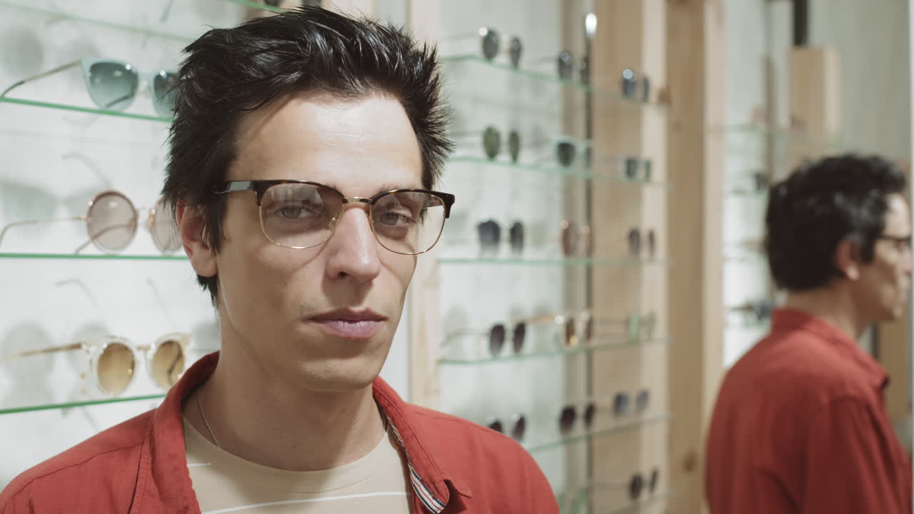 hombre probando gafas en una tienda óptica