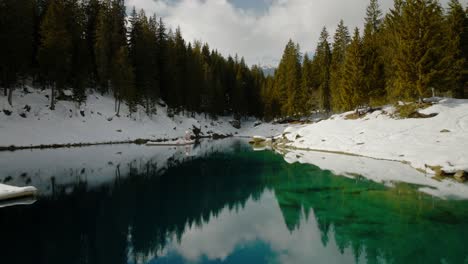 Volando-Desde-El-Lago-Cauma-Helado-Hasta-El-Agua-De-Color-Reflectante