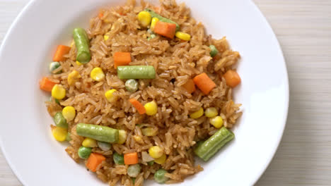 Arroz-Frito-Con-Guisantes,-Zanahoria-Y-Maíz---Estilo-De-Comida-Vegetariana-Y-Saludable