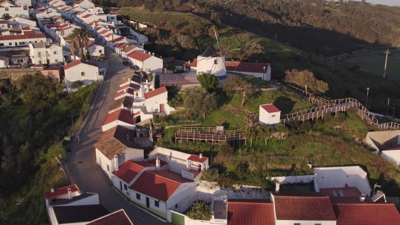 fotografía panorámica del molino de viento portugués tradicional en odeceixe durante el amanecer, aérea