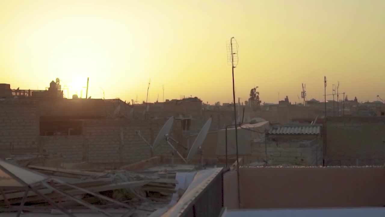 석양에 모로코 지붕