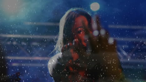 animación de la nieve cayendo sobre la mujer caucásica cantando