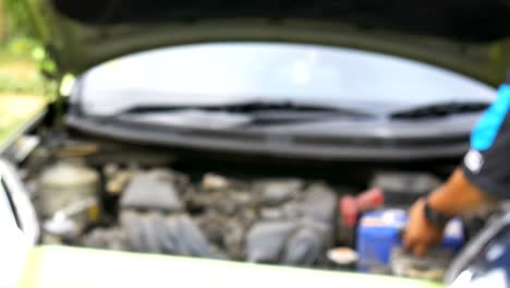 desfocalizar el reemplazo técnico de la batería del automóvil.