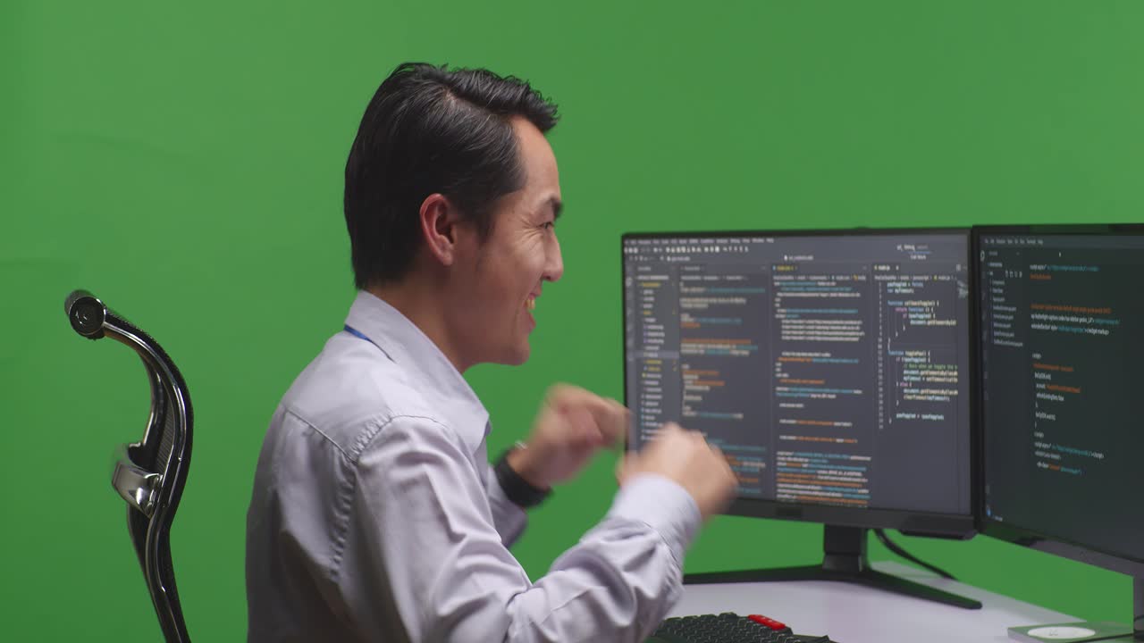 programador feliz celebrando el éxito