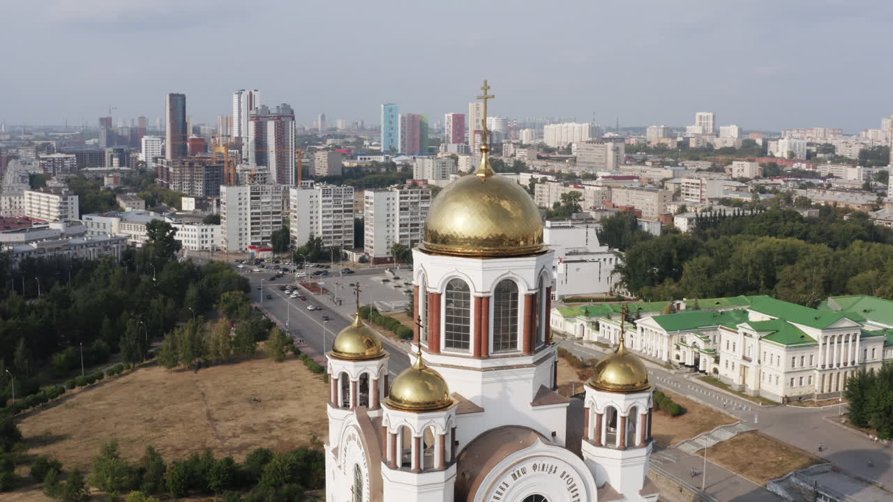 vista aérea de una iglesia en una ciudad