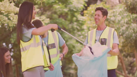 video de luces sobre un grupo feliz y diverso recogiendo basura en el campo