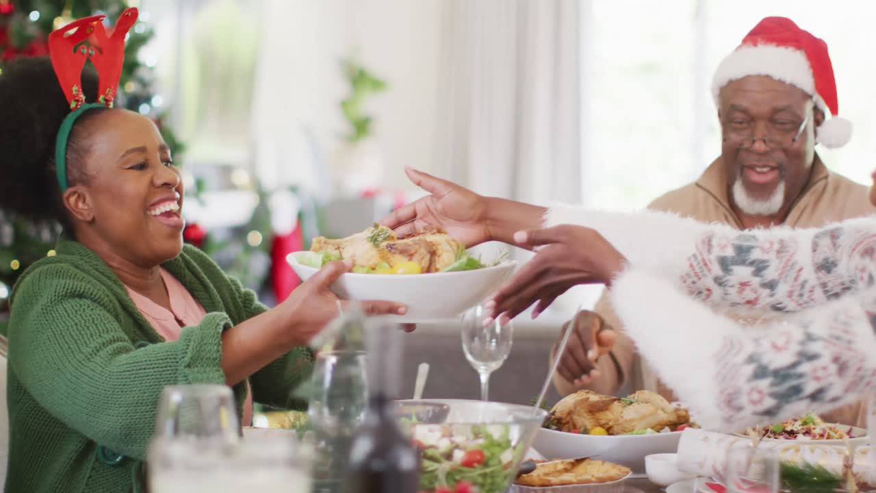 feliz familia afroamericana teniendo la cena de navidad