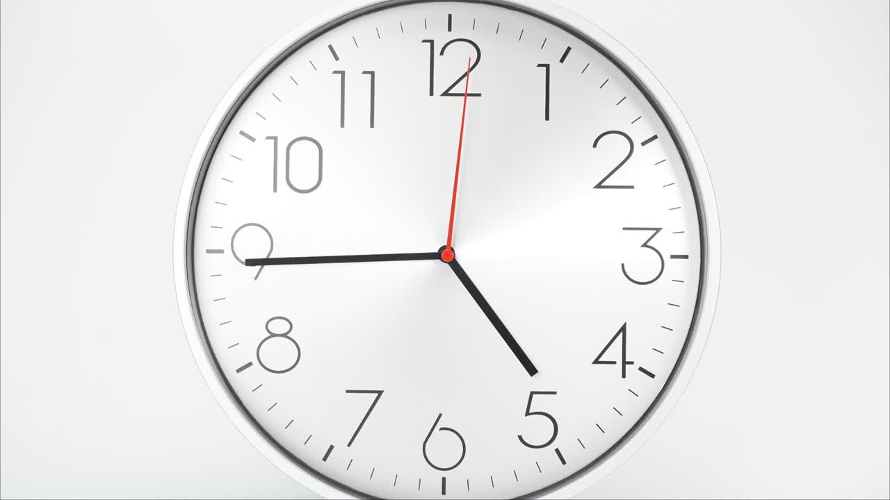 el reloj de pared de plata muestra el transcurso del tiempo.