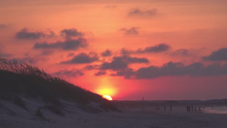el sol sale sobre la isla de los pájaros, al sur de la playa de la puesta del sol, en las orillas exteriores de carolina del norte