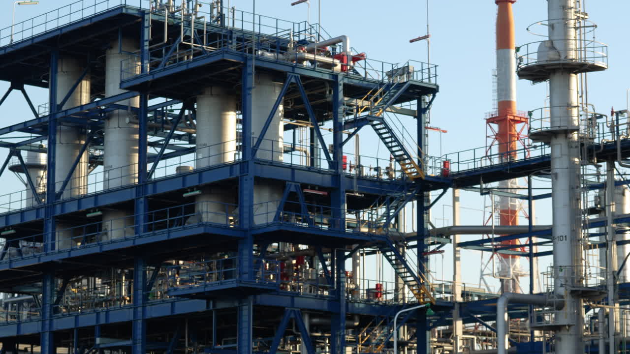 Primo piano di complesse impalcature in acciaio e tubi in un sito industriale