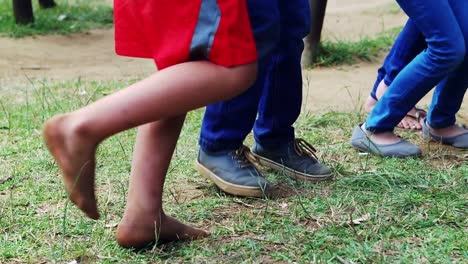 Niños-Divirtiéndose-En-El-Patio-De-Recreo