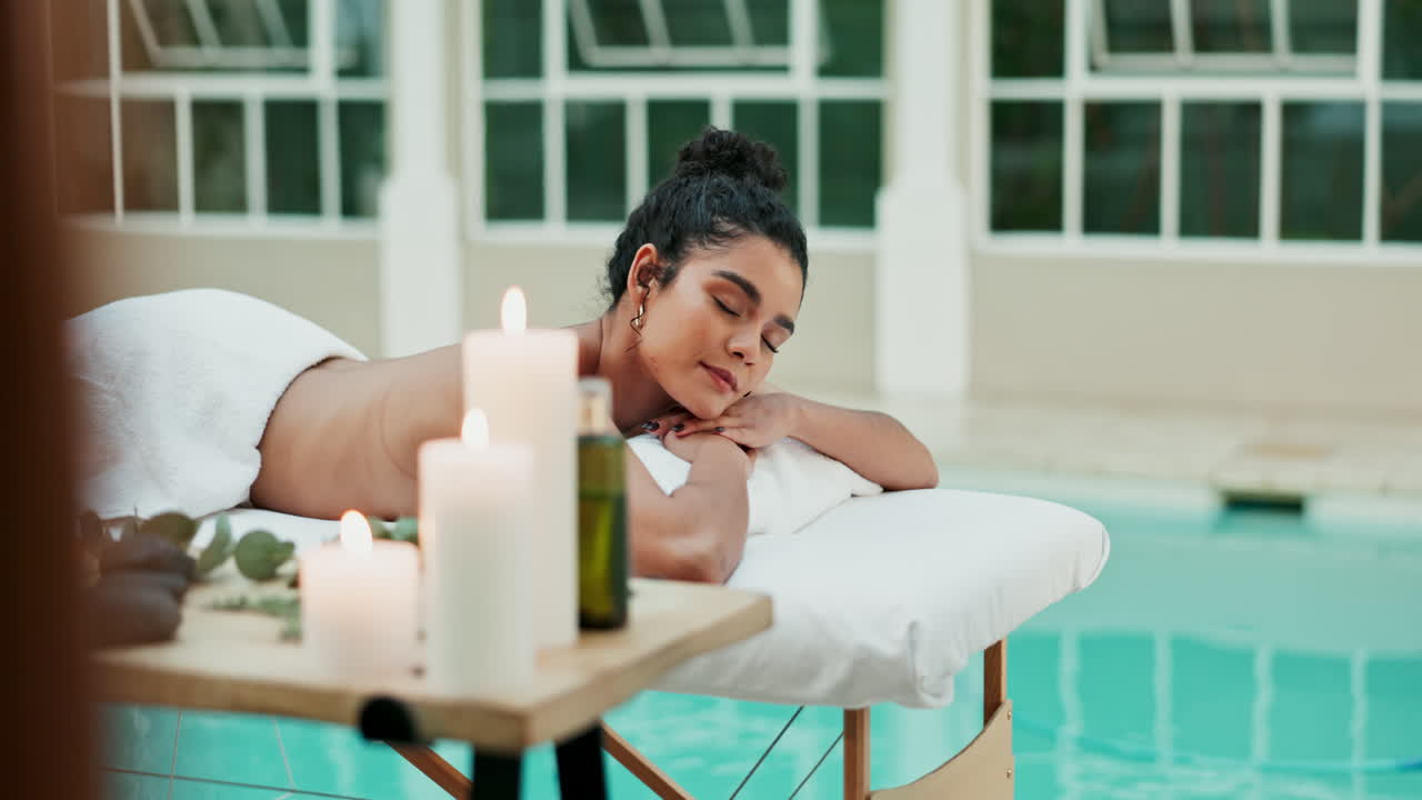 스파에서 휴식을 취하는 여자