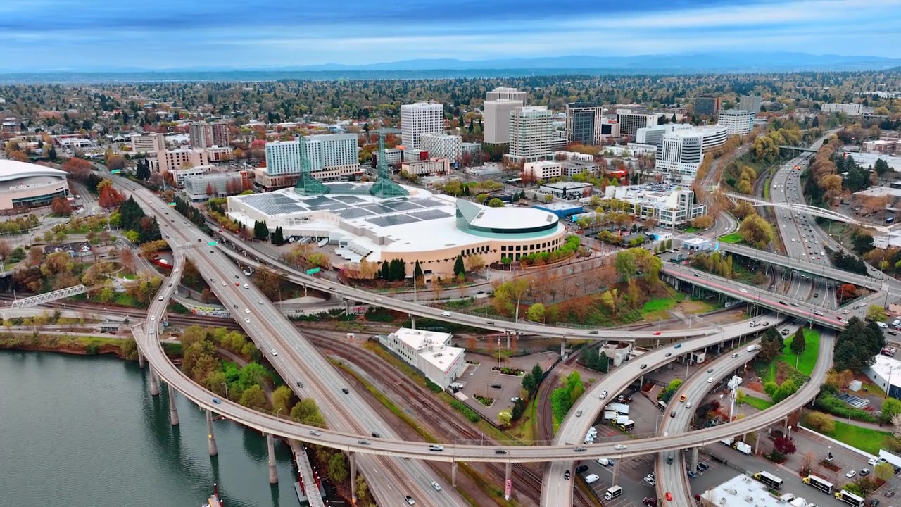 Ô tô chạy trên các đường cao tốc và đường liên bang tại trung tâm thành phố Portland, Oregon, Hoa Kỳ. Cơ sở hạ tầng sôi động và bận rộn của thành phố từ cảnh quay flycam