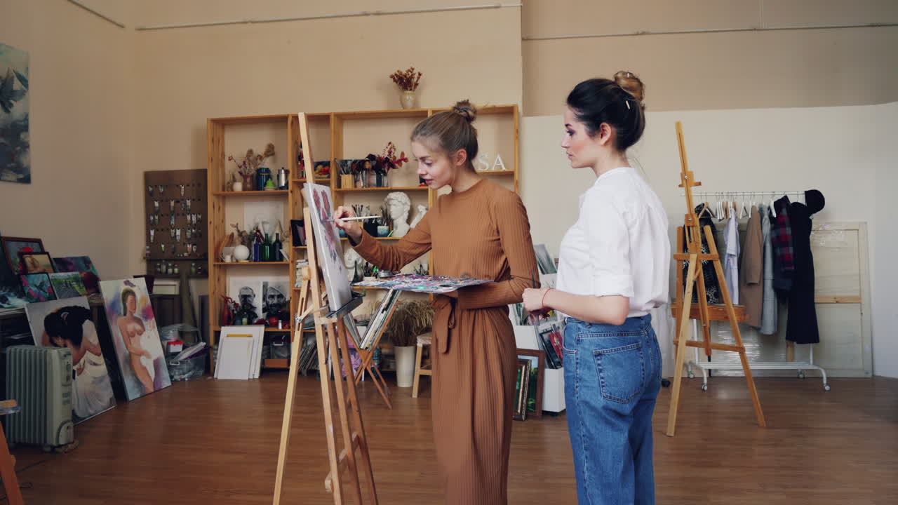 dos mujeres pintando en un estudio de arte