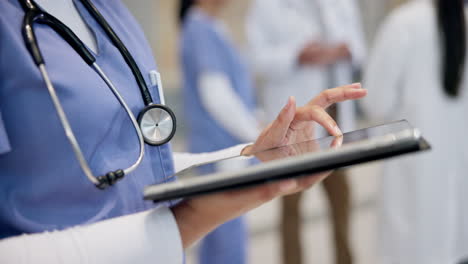 atención médica, investigación y las manos del médico en la tableta
