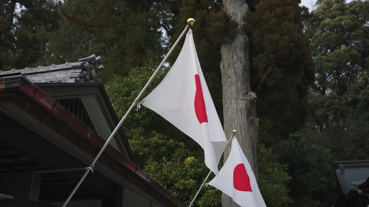 la bandera de japón ondeando fuera del santuario en el campo