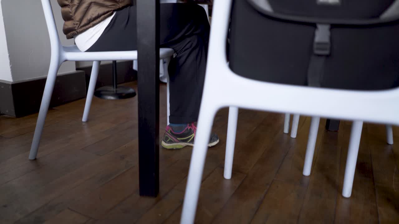 mujer trabajando en una computadora portátil en un café