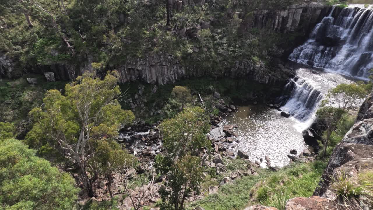cascadas en cascada en medio de una vegetación vibrante