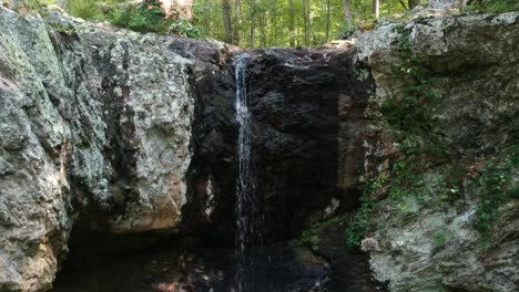 Drohne,-Die-Eine-Wasserfallwand-Hinunterfliegt