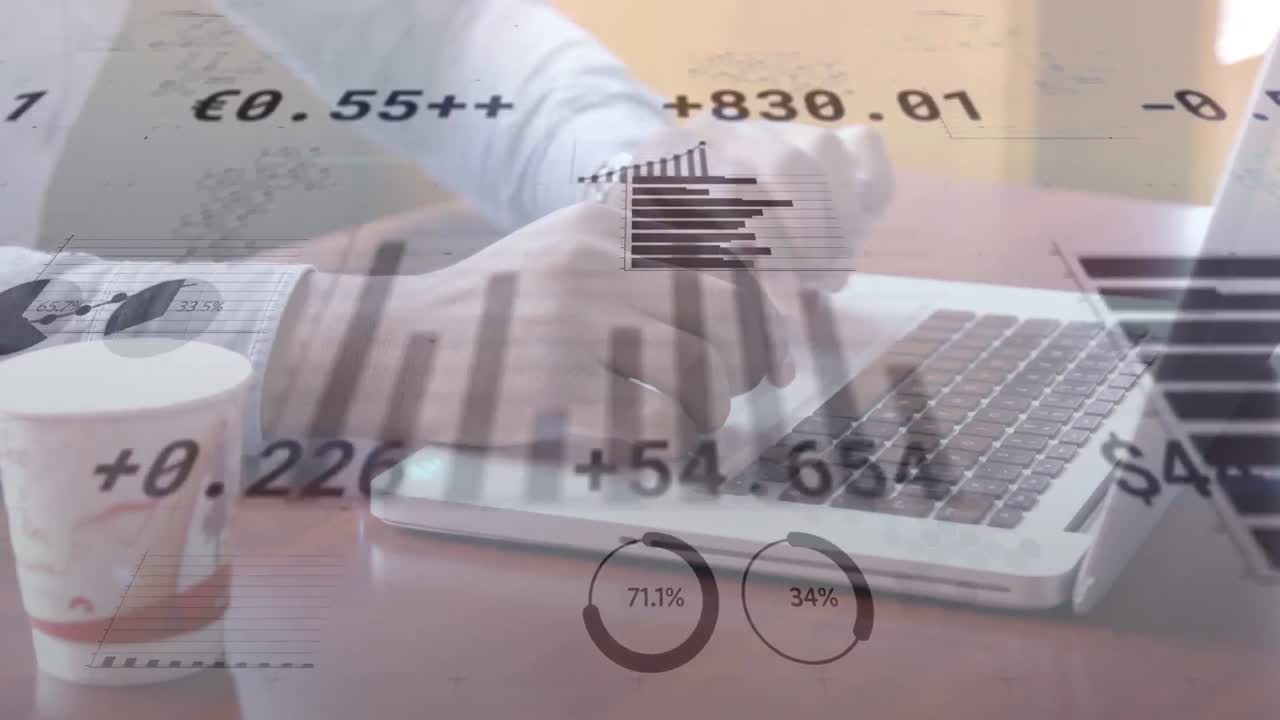 animación de datos financieros y gráficos sobre las manos de un hombre caucásico usando una computadora portátil