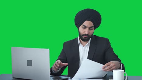 Ocupado-Empresario-Indio-Sikh-Trabajando-En-La-Pantalla-Verde-Del-Portátil