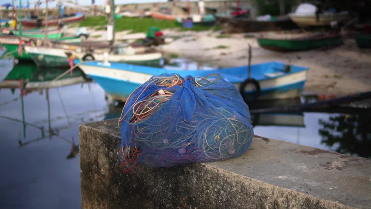 Attività di pesca locali nel quartiere storico di pescatori di Khao Takiap, Hua Hin, Thailandia