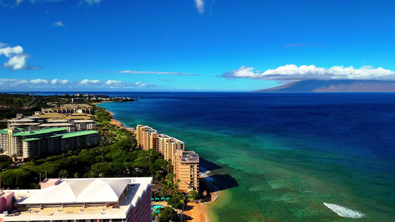 태평양 한가운데에 있는 마우이의 해변 리조트의 놀라운 드론 영상