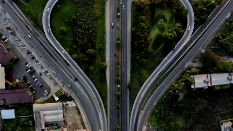 vista de arriba de la autopista, el tráfico vial es una infraestructura importante