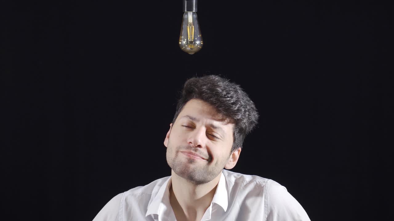 lámpara de idea. hombre creativo feliz que se le ocurrió una idea.