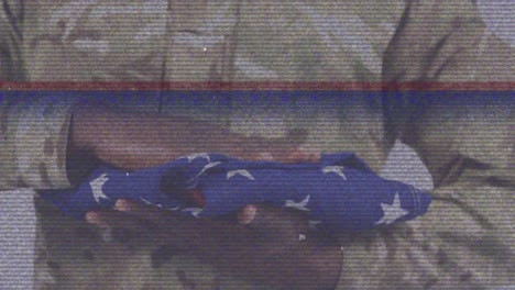 animación de interferencia sobre afroamericano soldado masculino que sostiene la bandera de los ee.uu.