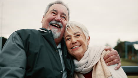 Jubilación,-Abrazo-Y-Pareja-Mayor-En-Un-Banco-En-El-Parque