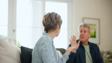 Pareja-Mayor,-Sentada-Y-Discutiendo-Sobre-El-Divorcio