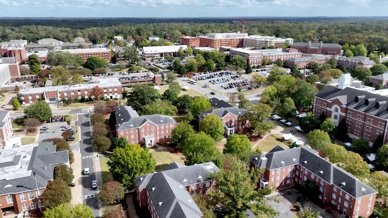 aerial sobre el campus de la universidad de auburn en auburn, alabama