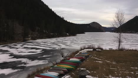 Lago-Paul-En-Invierno:-Una-Fiesta-Para-Los-Sentidos,-Donde-Los-Bosques-Siempre-Verdes,-Las-Montañas-Nevadas-Y-Los-Serenos-Paisajes-Acuáticos-Convergen-En-Kamloops,-Columbia-Británica