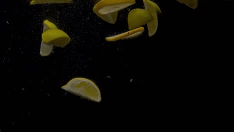 limones en rodajas cayendo en el agua