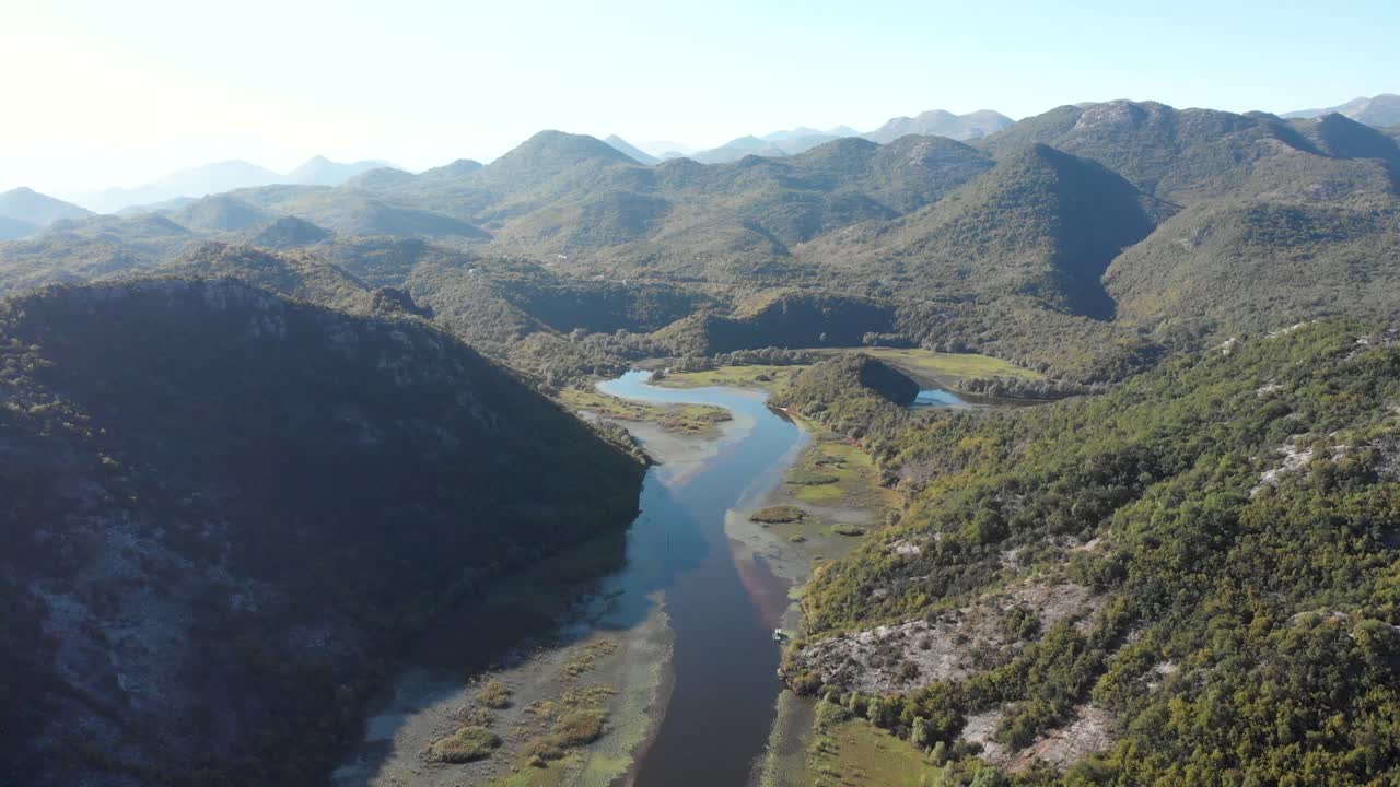 Uma vista aérea do Lago Skadar em Montenegro na curva do rio durante um lindo dia de sol.