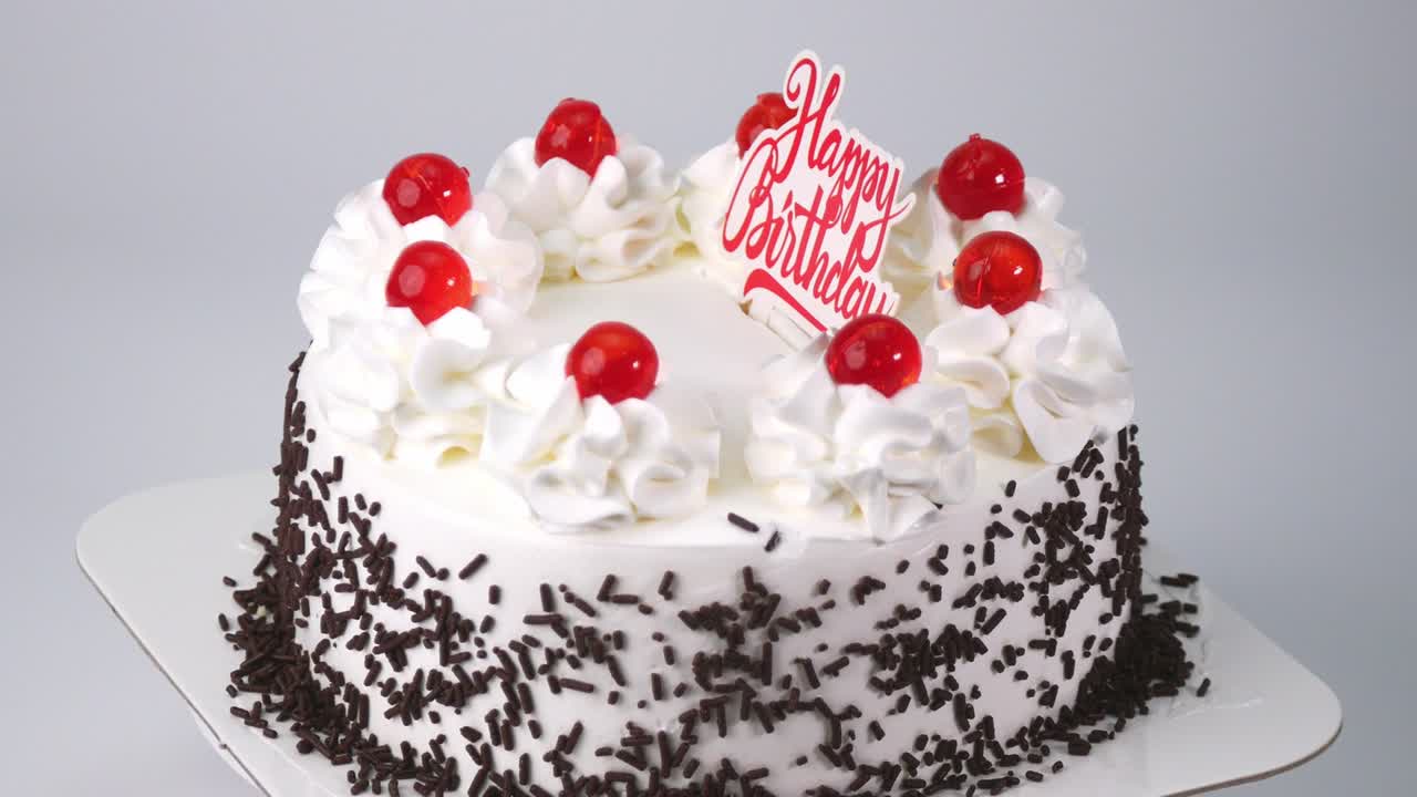 아름답게 장식된 케이크가 회전합니다.