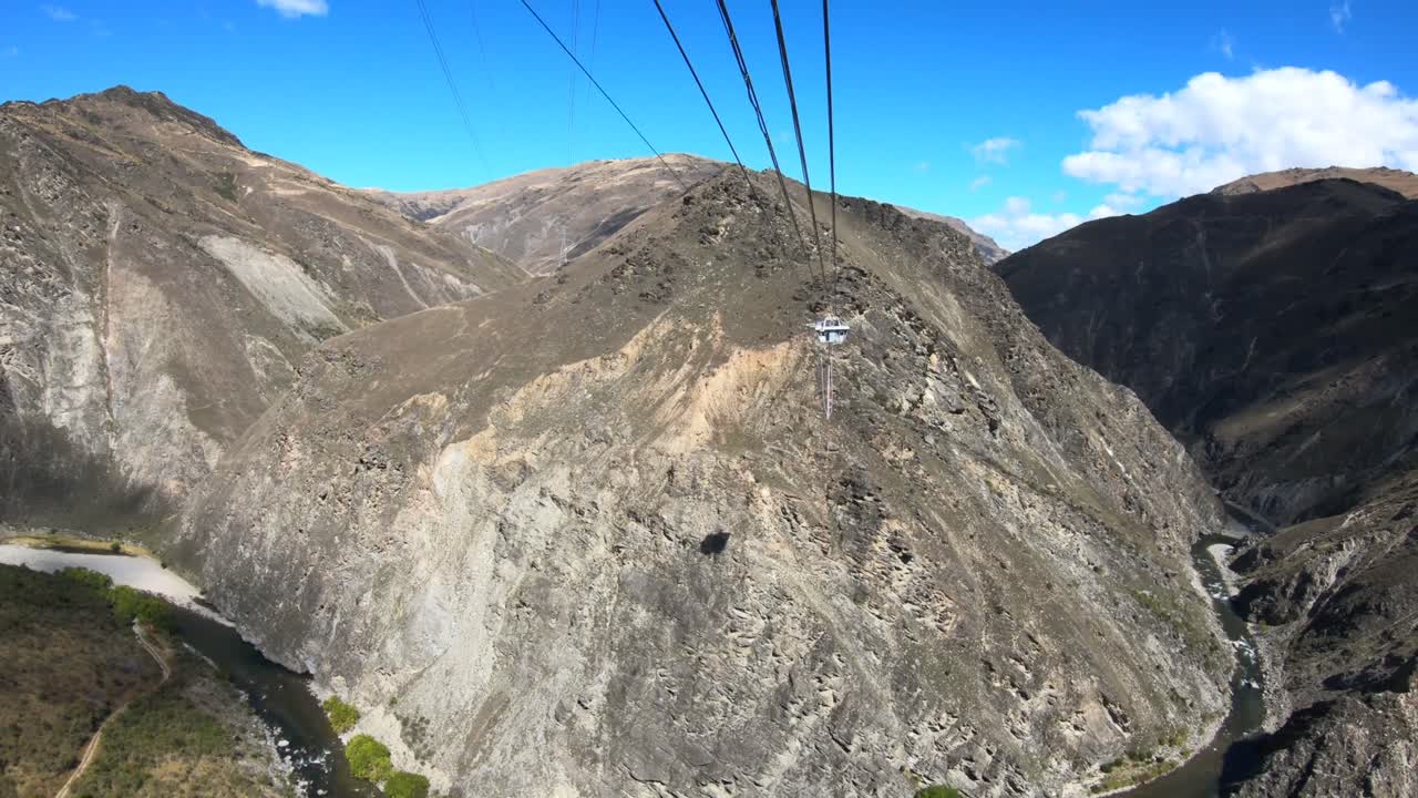 montando el carro hasta la plataforma de salto para saltar en bungy en el sitio de salto en bungee de nevis en queenstown, nueva zelanda
