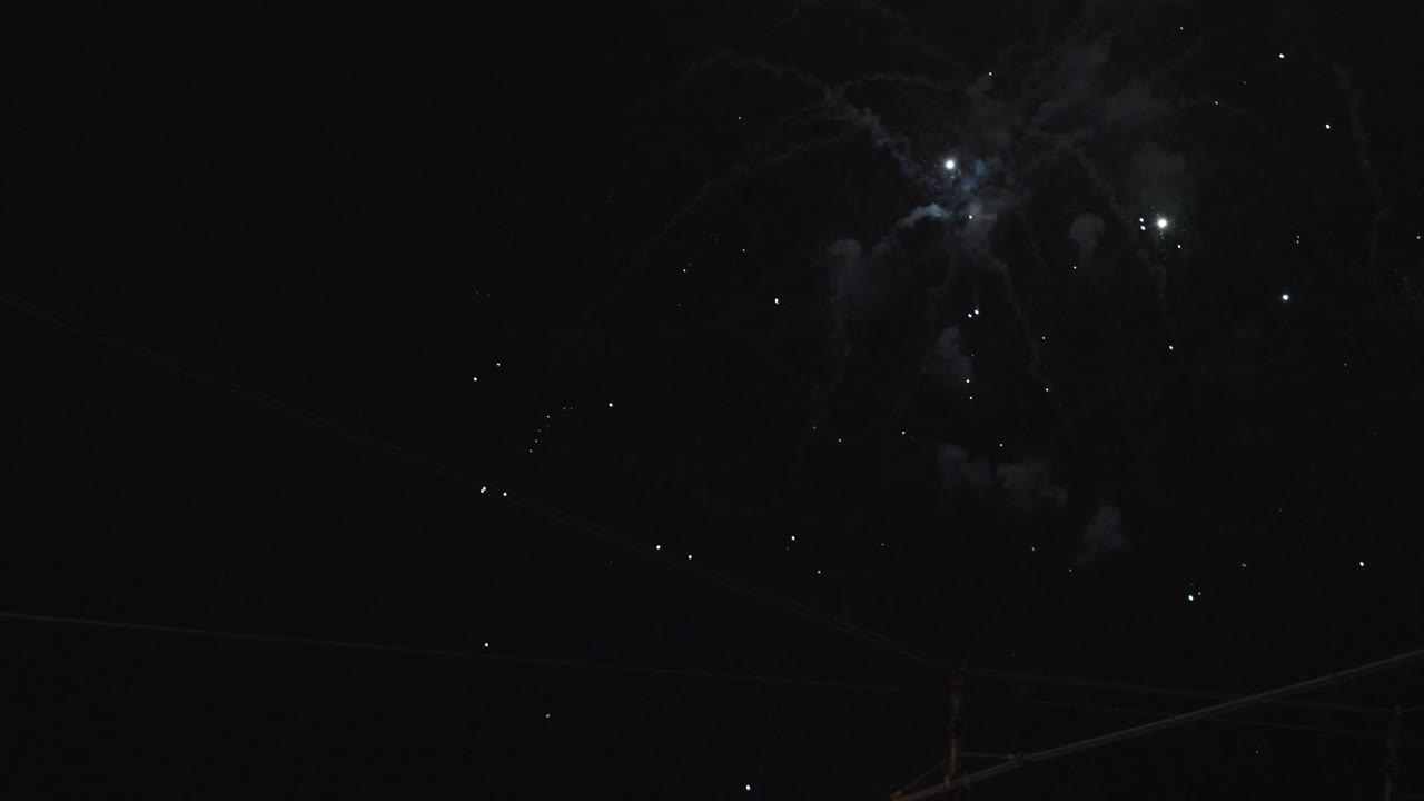 hipnotizantes fuegos artificiales iluminan la oscuridad, creando una vista inolvidable para todos los que lo observan