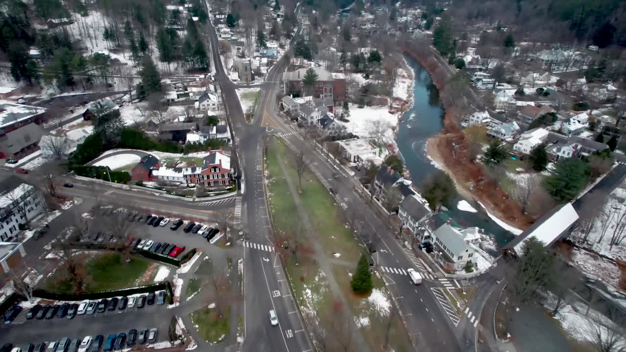 버몬트의 우드스탁을 통해 오타우케치 강 옆의 그린 위로 공중 비행