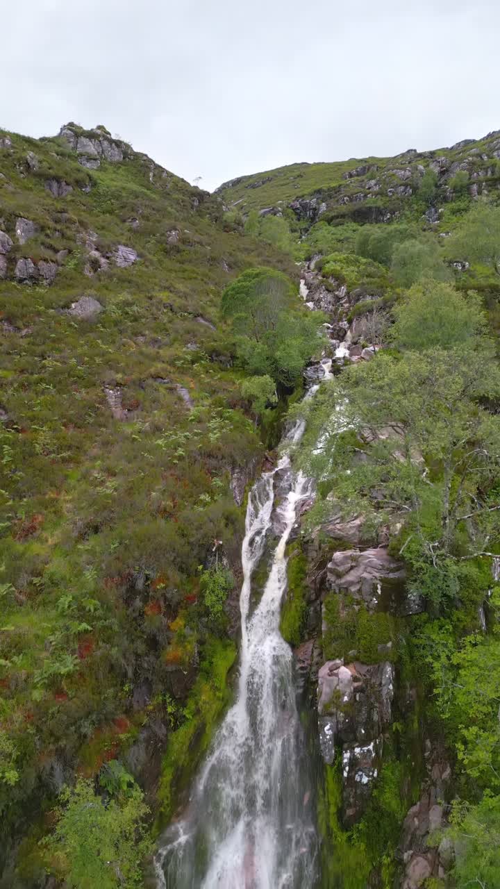 una cascada que cae en cascada por la ladera de una montaña