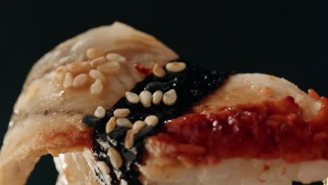 sushi de anguila, sashimi nigiri, restaurante de sushi japonés, atún fresco y rebanadas de salmón en un café moderno, comida tradicional, plato de pescado rojo crudo, omega 3.