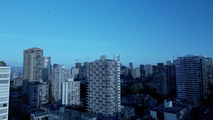 Baía Inglesa de Vancouver da praia até os modernos condomínios recém-construídos ao longo da área de Denman e Davie em um dia ensolarado e claro