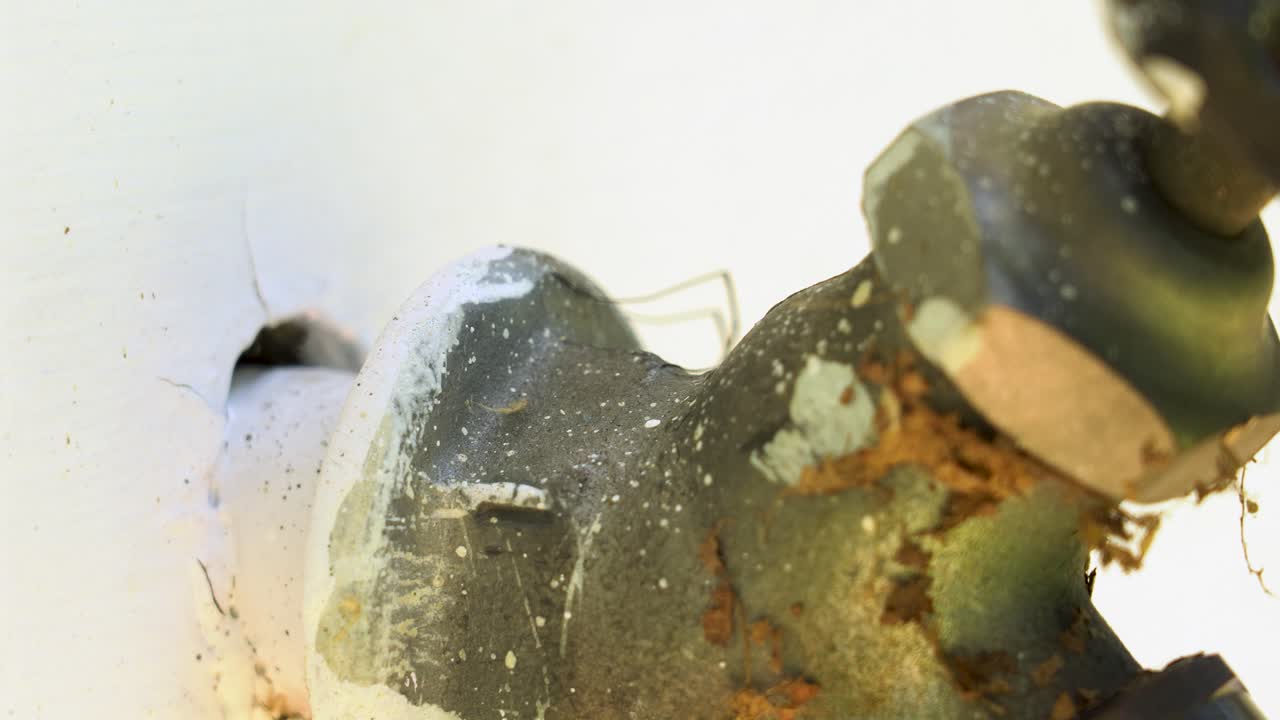 conectando una manguera de aspersión con las piernas largas de papá escondidas al acecho en la parte posterior del grifo